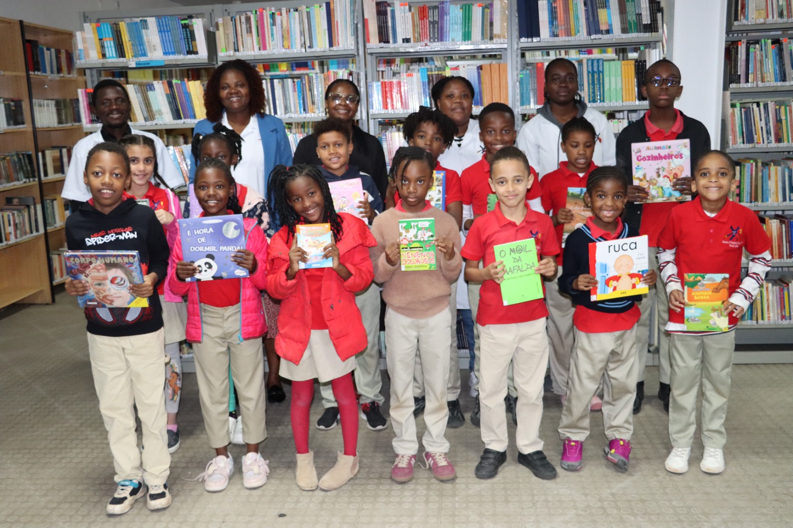  Alunos da 1ª e 4ª Classe Encantados com Biblioteca da UP-Maputo