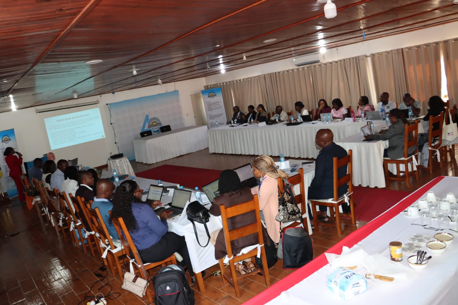 CEAD reunido em reflexão sobre a gestão pedagógica e administrativa dos cursos na UP-Maputo