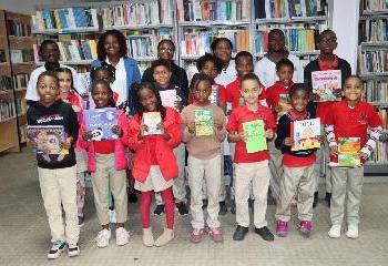 Alunos da 1ª e 4ª Classe Encantados com Biblioteca…